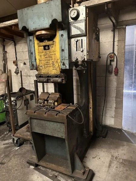 JPS Chartered Surveyors - Engineering Machinery Auction to include Steelworkers, Pressbrakes, Milling Machines, Welders & Compressors - Auction Image 4