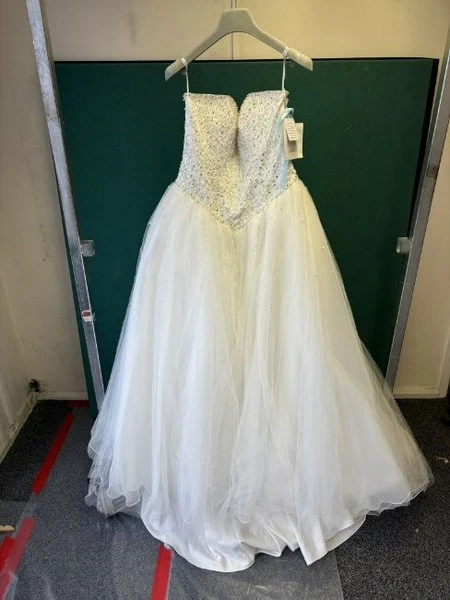 JPS Chartered Surveyors - Contents of a Bridal Boutique Auction - Auction Image 1