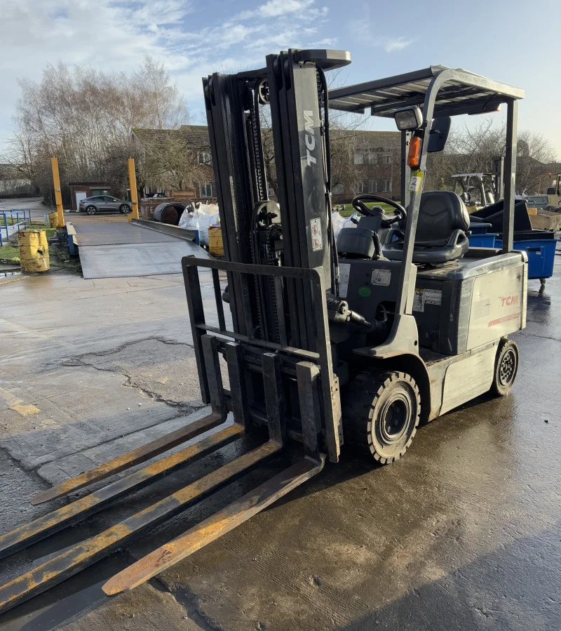 Pinder Asset Solutions Ltd - 9 Electric Forklift and Reach Trucks 1.5t to 5.5t, CAT TH82 Telehandler, Pallet Trucks, Tipping Skips, Bunded Drum Stores, Le Fort Shear all at Auction - Auction Image 7