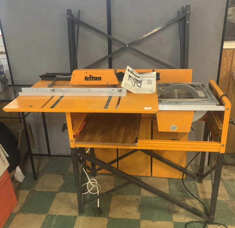 Pontypridd Auctions Ltd - General Online Auction – Vinyl Records, Furniture, Christmas Stock, 2018 Renault Megane and more - Auction Image 9