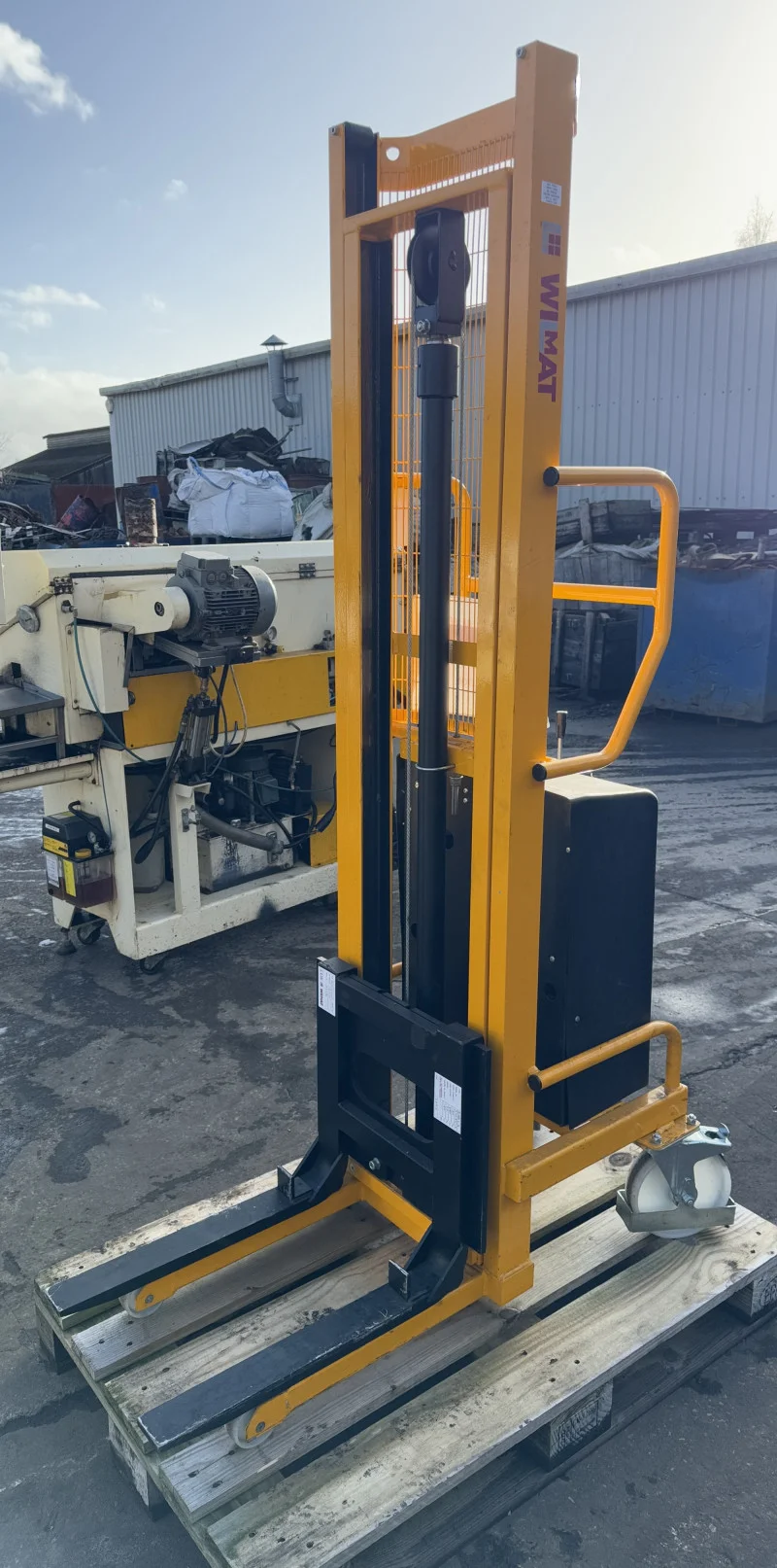 Pinder Asset Solutions Ltd - 9 Electric Forklift and Reach Trucks 1.5t to 5.5t, CAT TH82 Telehandler, Pallet Trucks, Tipping Skips, Bunded Drum Stores, Le Fort Shear all at Auction - Auction Image 6