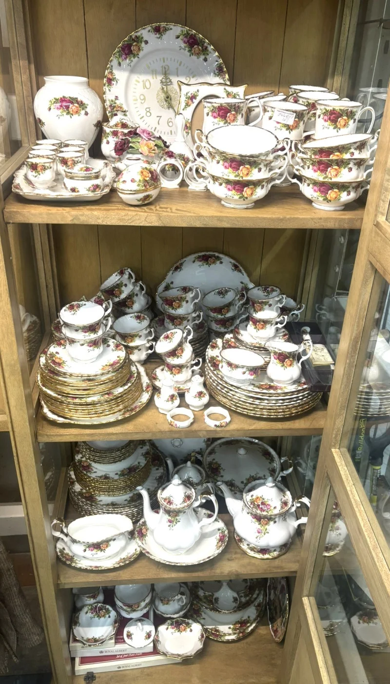 Pontypridd Auctions Ltd - General Online Auction – Vinyl Records, Furniture, Christmas Stock, 2018 Renault Megane and more - Auction Image 8