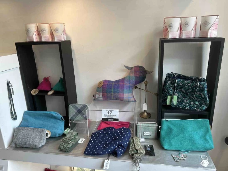 Sweeney Kincaid - Contents of a Gift Shop at Auction - Auction Image 2