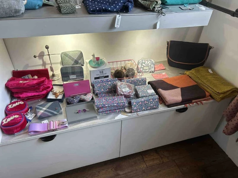 Sweeney Kincaid - Contents of a Gift Shop at Auction - Auction Image 3