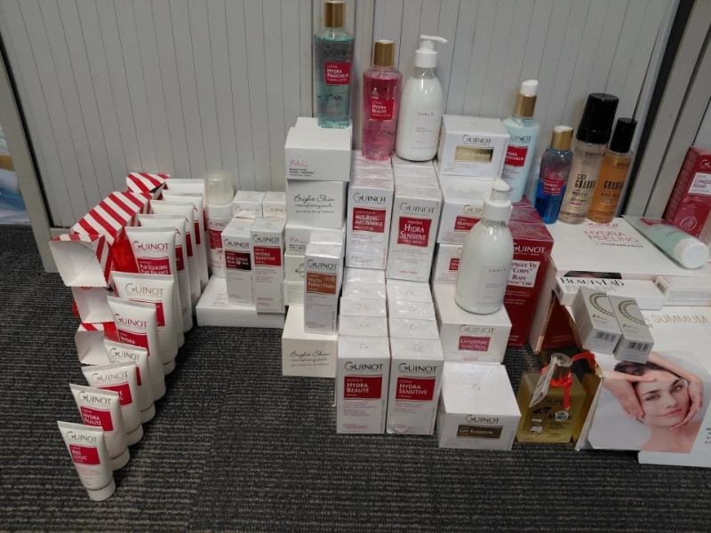 BTG Eddisons - Stockport - Renault Master LM35dCi LWB Van (2022) and a Range of Beauty Products by Guinot at Auction - Auction Image 4