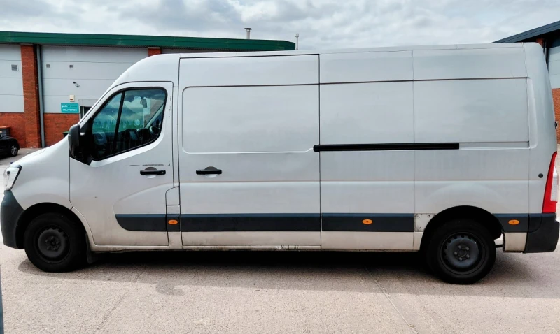 BTG Eddisons - Stockport - Renault Master LM35dCi LWB Van (2022) and a Range of Beauty Products by Guinot at Auction - Auction Image 2