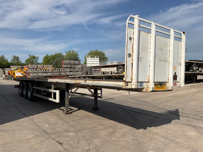 BPI - 2006 Broshuis Tri-Axle Step Frame Trailer & 2018 - 2013 SDC Tri-Axle Flat Trailers with Twist Locks available at Auction - Auction Image 1