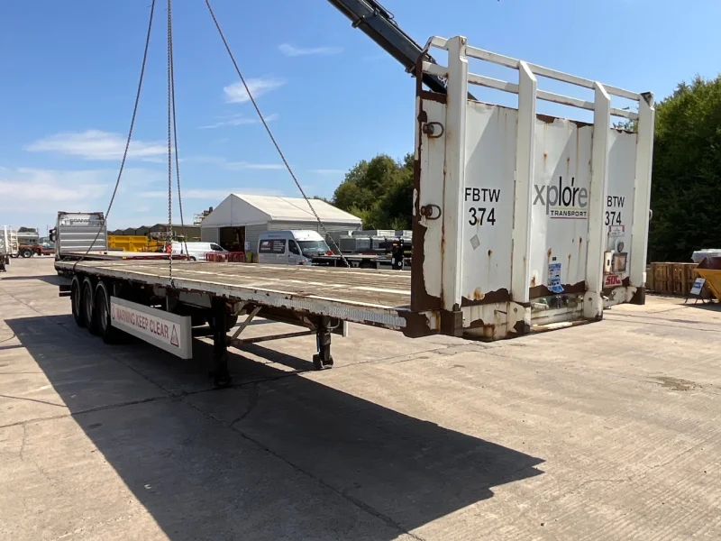 BPI - 2006 Broshuis Tri-Axle Step Frame Trailer & 2018 - 2013 SDC Tri-Axle Flat Trailers with Twist Locks available at Auction - Auction Image 2