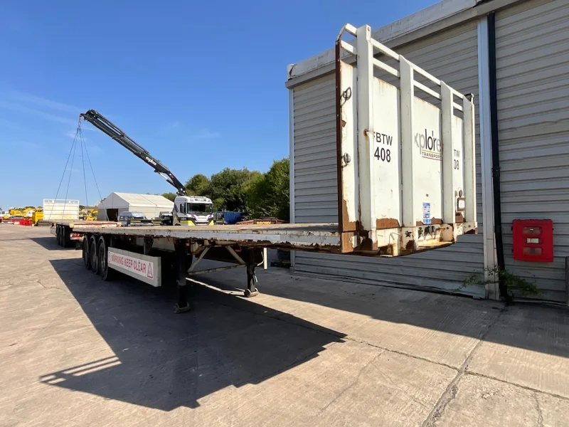 BPI - 2006 Broshuis Tri-Axle Step Frame Trailer & 2018 - 2013 SDC Tri-Axle Flat Trailers with Twist Locks available at Auction - Auction Image 3