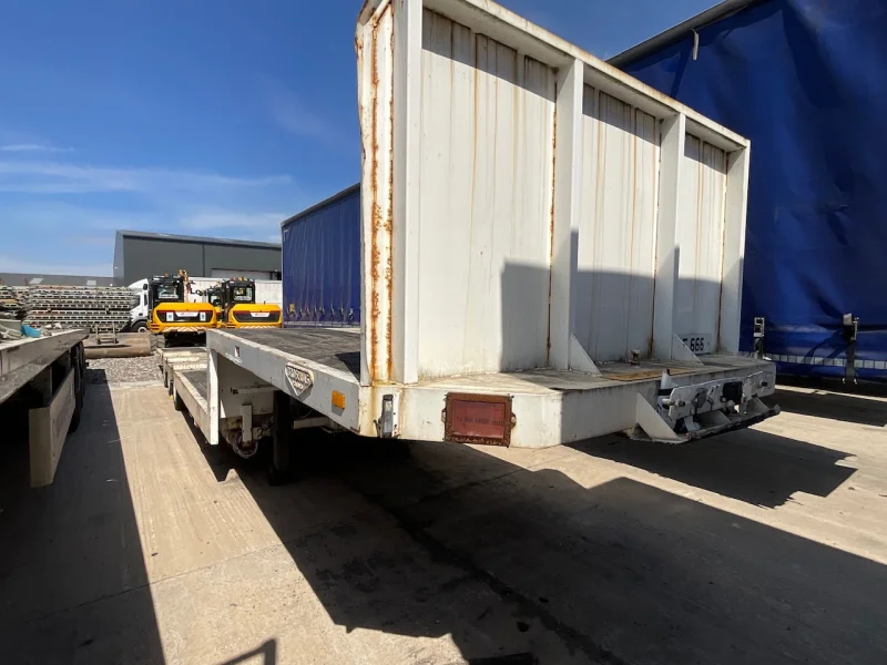 BPI - 2006 Broshuis Tri-Axle Step Frame Trailer & 2018 - 2013 SDC Tri-Axle Flat Trailers with Twist Locks available at Auction - Auction Image 4