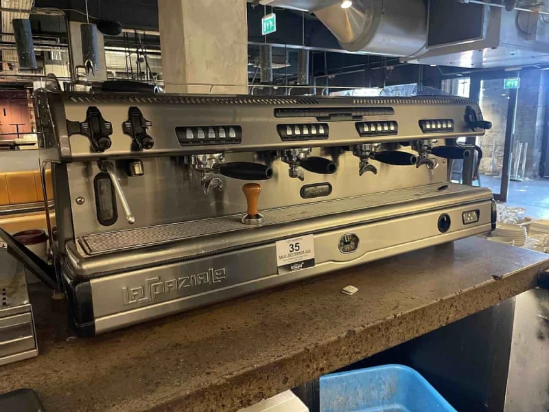 Sweeney Kincaid - Contents of Bar Restaurant at Auction - Auction Image 7